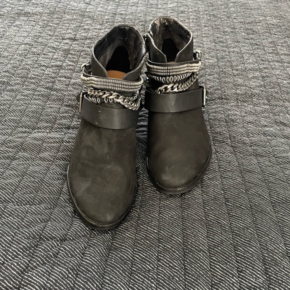 Dolce Vita Black Leather Ankle Boots with Chain Detail - Picture 2 of 8